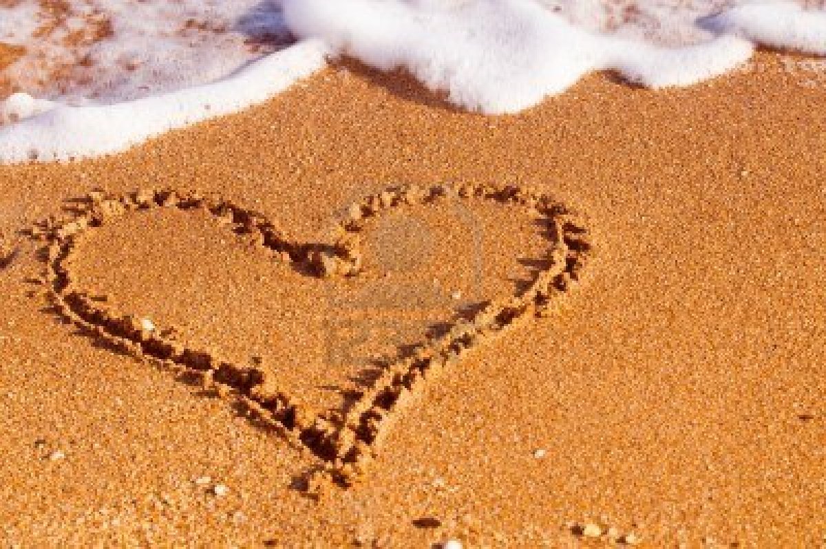 playa del amor heart in sand